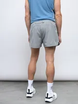 Short de entrenamiento Umbro modelo Chase, color azul, con cintura elástica y tejido elastizado.