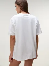 Remera oversize de manga corta color marrón, con cuello redondo y diseño amplio y relajado.