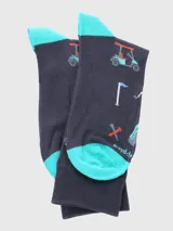 Calcetines largos de hombre color azul marino con estampado temático de golf: carritos de golf, bolsas de palos, banderas y cruces. El talón y la punta son de color turquesa.