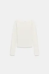 Camiseta de manga larga con cuello barco y bajo recto, confeccionada en tejido de punto liso.