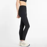 Calza negra de canalé de cintura alta, confeccionada con tejido elástico y con un pequeño logo de NB bordado en la espalda.