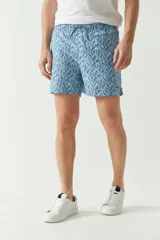 Short de baño con estampado de hojas en tonos azules, cintura elástica con cordón ajustable, bolsillos laterales y bolsillo trasero. Cuenta con logo bordado y tejido ligero de secado rápido.