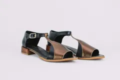 Sandalias de cuero plateadas con puntera abierta, tiras finas y tacón bajo de madera.