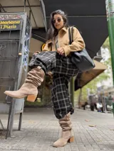 Pantalón de corte holgado estilo barrel con estampado de cuadrillé en tonos oscuros. Presenta cintura elástica y diseño cómodo, ideal para un look urbano.