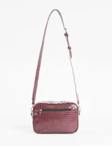 Bandolera marrón de cuero vegano con textura croco y detalles en animal print. Tiene correa ajustable con hebilla y dos bolsillos con cierre.