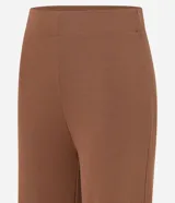 Pantalón ancho tipo pantalona de mujer, color marrón, confeccionado en tejido ribana acanalado de viscosa y elastano. Presenta cintura elástica.