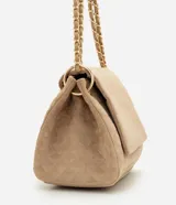Cartera tipo shoulder bag de tamaño mediano, confeccionada en material sintético efecto gamuza color beige. Presenta un diseño estructurado con textura geométrica de triángulos en relieve, tapa frontal con cierre y correa de cadena metálica dorada con apoyo para el hombro.