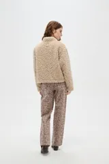 Tapado de textura tipo corderito en color marrón, con cuello solapa y cierre frontal de botones.