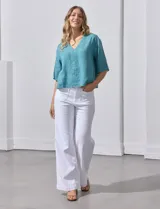 Blusa blanca de lyocell con escote en V y mangas cortas.