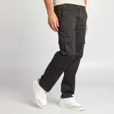 Pantalón cargo de corte recto en color negro, con bolsillos laterales tipo cargo y cierre frontal con botón y cremallera.