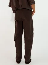Pantalon de pana color marron oscuro, de corte recto y tiro medio, con costuras reforzadas en las rodillas y cierre frontal con boton.