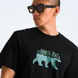 Camiseta de manga corta The North Face, color negro, con estampado frontal que combina el logo de la marca con la silueta de un oso en tonos azulados.