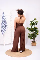 Pantalón palazzo marrón de tiro alto, confeccionado en tejido acanalado con cintura elástica y bolsillos laterales.