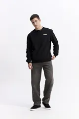 Buzo de cuello redondo con estampado artístico en la espalda que incluye la frase 'Invisible Rise' y el logo de la marca Mistral. Presenta puños y ruedo acanalados.