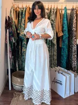 Conjunto de top y falda celeste con bordado étnico en marrón. El top es cruzado, con mangas 3/4 y la falda es larga con cintura elastizada y cordón ajustable.