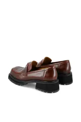 Mocasín de cuero color marrón con diseño de punta cuadrada y suela track negra de goma con plataforma.