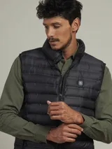 Chaleco negro acolchado con cierre frontal y bolsillos laterales con cierre.