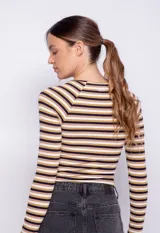 Top de manga larga con escote cuadrado y diseño de rayas horizontales en tonos beige, blanco y negro.