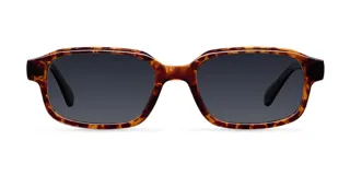 Lentes de sol modelo Kya de silueta rectangular oversized, con montura gruesa de carey y lentes polarizadas oscuras.