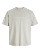 Remera de manga corta y cuello redondo con calce relajado. Confeccionada en algodón, presenta un pequeño estampado tipográfico minimalista en el centro del pecho.