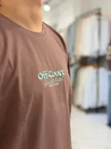 Remera oversize color beige con diseño bordado en el pecho con las palabras Off Court Game Set Match Duxon Team.