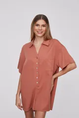 Mono corto color naranja, con cuello camisero, mangas cortas y cierre frontal con botones.