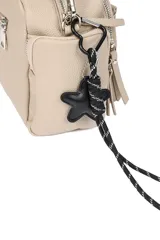 Bandolera negra con varios bolsillos y llavero de estrella.