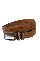 Cinturón de cuero marrón con hebilla metálica rectangular.