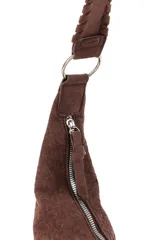 Cartera tipo hobo de diseño curvo, confeccionada en material símil gamuza con textura trenzada. Cuenta con una correa integrada al cuerpo del bolso y cierre superior.