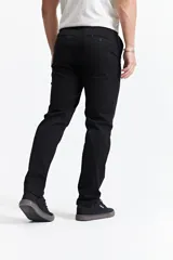Pantalón chino de hombre color azul marino, confeccionado en gabardina con fit regular. Cuenta con bolsillos, cremallera y logo bordado.