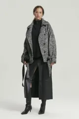 Tapado de lana multicolor con diseño de espiga, doble botonadura, cuello con solapas y cinturón con hebilla.