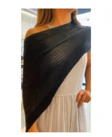 Capa de lurex color negro, talle único.