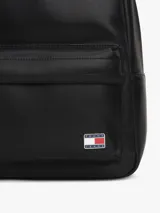 Mochila Tommy Jeans de diseño minimalista confeccionada en poliuretano de acabado liso. Cuenta con un compartimento principal con cierre, un bolsillo frontal con cremallera, asa superior y correas ajustables. Incluye el logo distintivo de la marca en la parte inferior frontal.