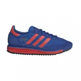 Championes adidas modelo SL 72 RS, de diseño retro con base de nylon azul, superposiciones de gamuza en tono azul y las icónicas tres tiras laterales en color rojo. Presenta una entresuela de EVA roja y suela de goma dentada negra.