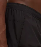 Bermuda deportiva masculina con cintura elástica, cordón de ajuste y bolsillos laterales. Confeccionada en tejido técnico de poliéster ligero, diseñada para brindar libertad de movimiento durante actividades físicas.