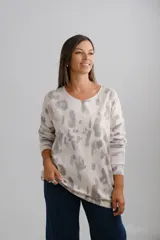 Sweter de punto amplio con escote en V y mangas largas, con estampado abstracto en tonos verdes, grises y detalles dorados.