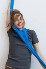 Camiseta de cuello redondo y manga corta, con corte regular fit.