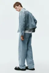 Jean de corte baggy en denim de algodón rígido, color celeste claro, con diseño de cinco bolsillos, tiro bajo y piernas redondeadas extraamplias.