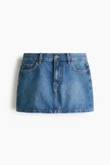 Minifalda de denim azul con diseño clásico de cinco bolsillos, trabillas para cinturón y cierre frontal con botón y cremallera.