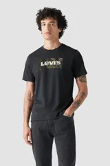 Remera negra de manga corta con cuello redondo y estampado frontal del logo de Levi's en camuflaje.
