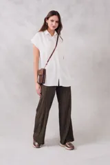 Pantalón marrón con textura acanalada, tiro alto y corte palazzo.