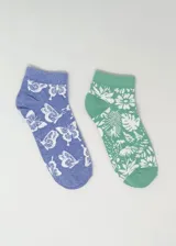 Pack de dos pares de medias tobilleras con diseños estampados. Un par es color lila con estampado de mariposas blancas y el otro es color verde agua con estampado de flores y hojas blancas.