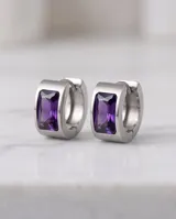 Aros de acero rectangulares con circonia en tono violeta en el centro.