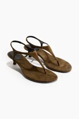 Sandalias de dedo en gamuza color verde militar, con tira en T, taco kitten y tira elástica trasera.