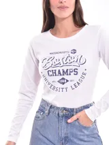 Remera negra de manga larga con escote en V y estampa frontal blanca con diseño de soles y la frase 'Woke Up'.