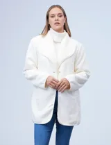 Cárdigan largo reversible color blanco. Un lado es de sherpa y el otro capitoneado. Tiene bolsillos delanteros.