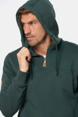 Canguro de felpa color azul marino, con medio cierre frontal y capucha. Presenta un bolsillo canguro frontal y detalles en cuero ecológico en el tirador del cierre.