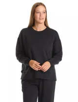 Buzo deportivo de cuello redondo, con hombros caídos y mangas largas con puños. Presenta costuras decorativas tipo pespunte en la parte frontal y en las mangas, con un diseño de ruedo recto y tajos laterales.