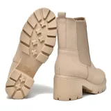Bota Chelsea negra de cuero sintético con elásticos laterales, caña baja y suela track con taco ancho.