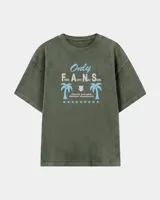 Remera oversize marrón con estampado gráfico frontal en tonos celestes y blancos con la leyenda "Only Fans", palmeras y estrellas.